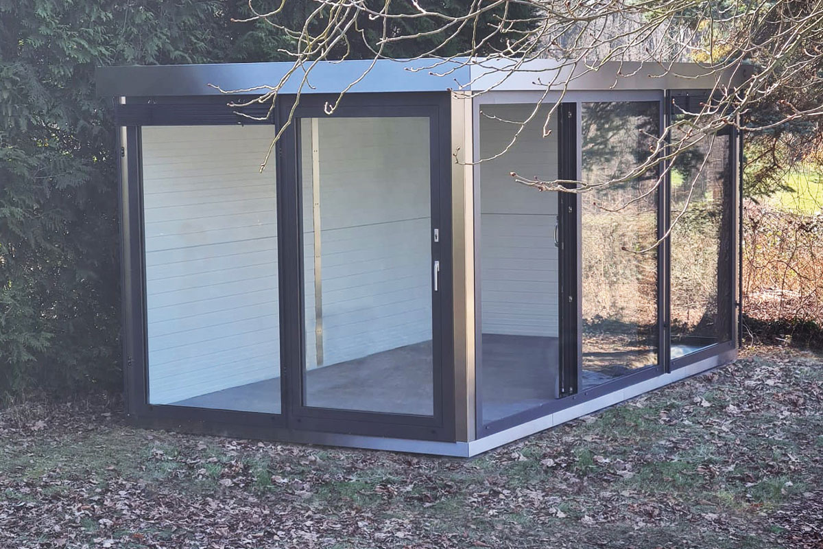 Leerstehendes Gartenhaus von CUBE fx aus Glas und Metall mit Boden