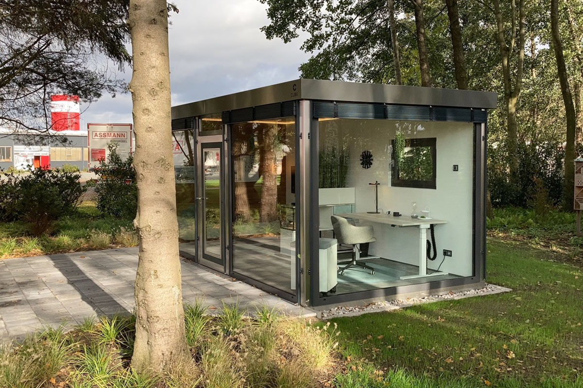 Cube Gartenhaus als Gartenbüro aus Metall mit modernen Glasfronten